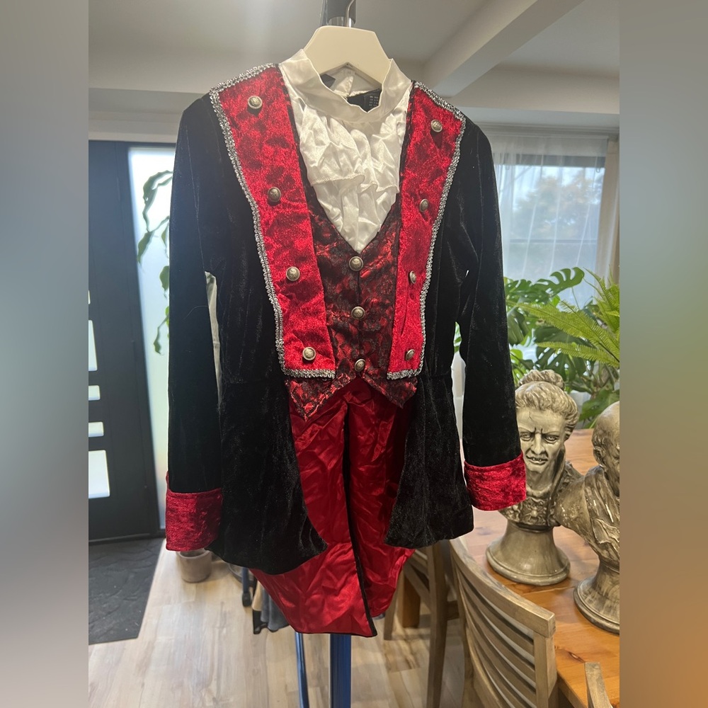 Vampire costume SMALL (7-8 years)